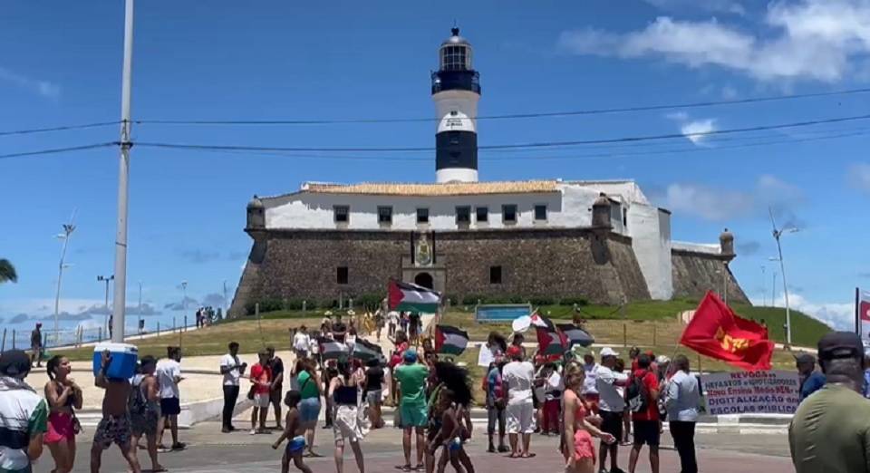 Manifestantes realizam ato em solidariedade ao povo palestino, no Farol da Barra