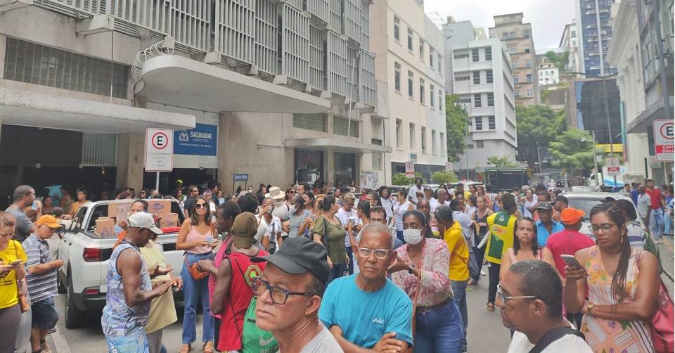 Em campanha salarial, servidores municipais fazem novo protesto e ocupa ruas do Comércio