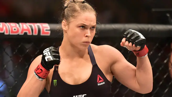 Em biografia, Ronda Rousey revela que se afastou do MMA por histórico de lesões na cabeça