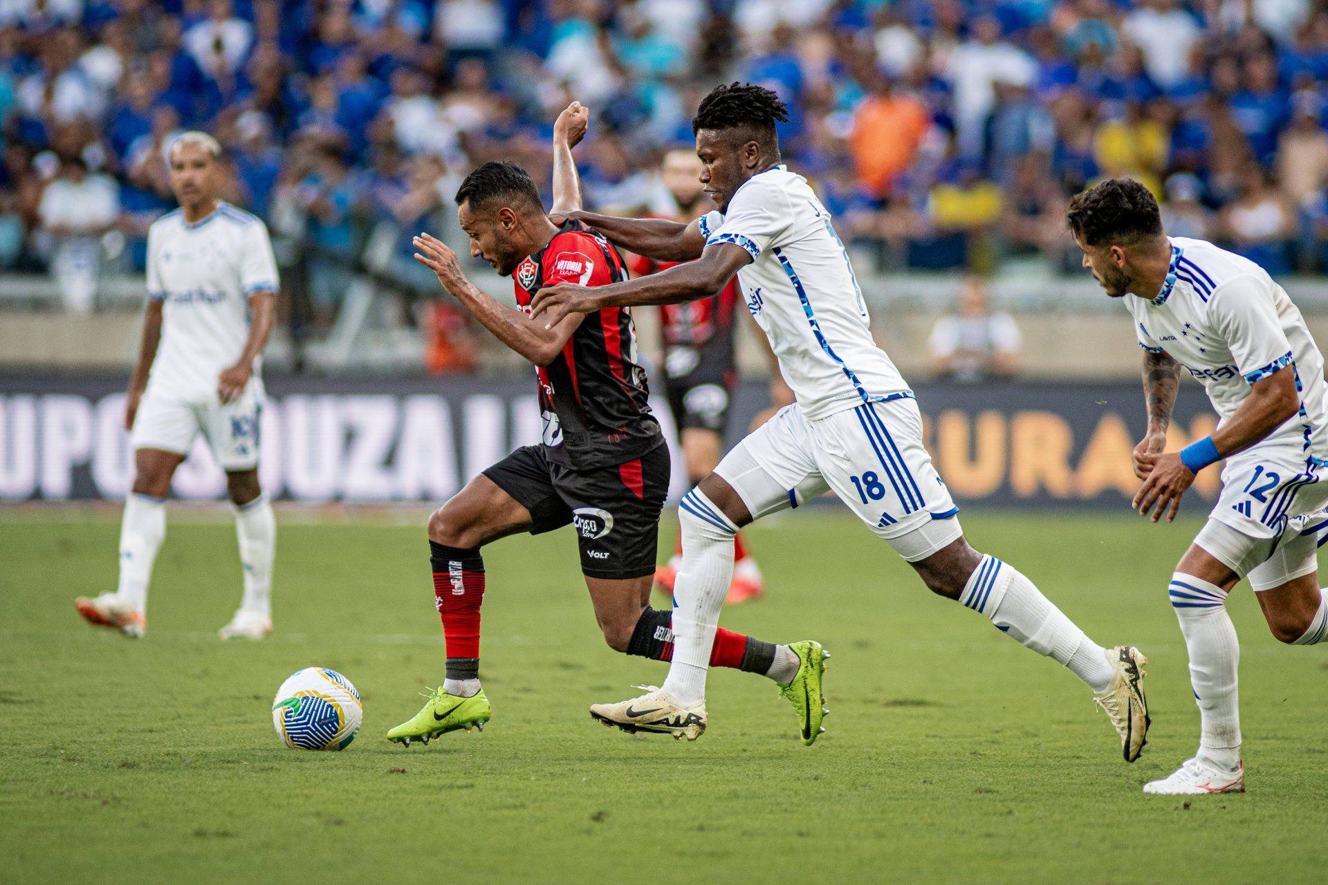 Vitória perde para o Cruzeiro no Mineirão e segue no Z4 da Série A