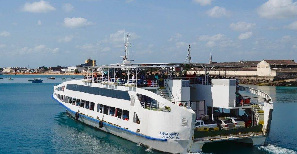 Operando com três embarcações, Ferry-Boat registra fila intensa nesta véspera de feriado