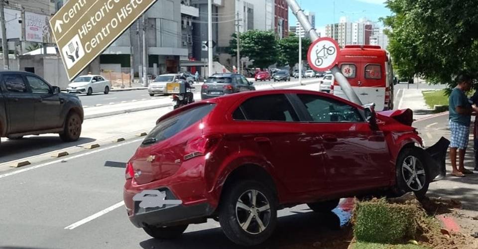 Carro se choca contra placa de sinalização e deixa o trânsito lento na Av. ACM, em Salvador