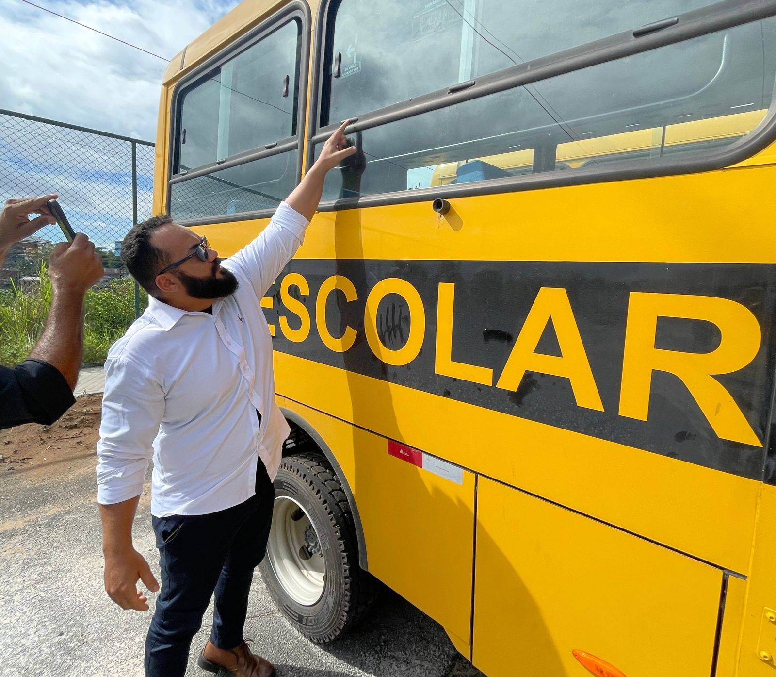 Deputado denuncia ônibus escolares parados em estacionamento da Secretaria de Educação