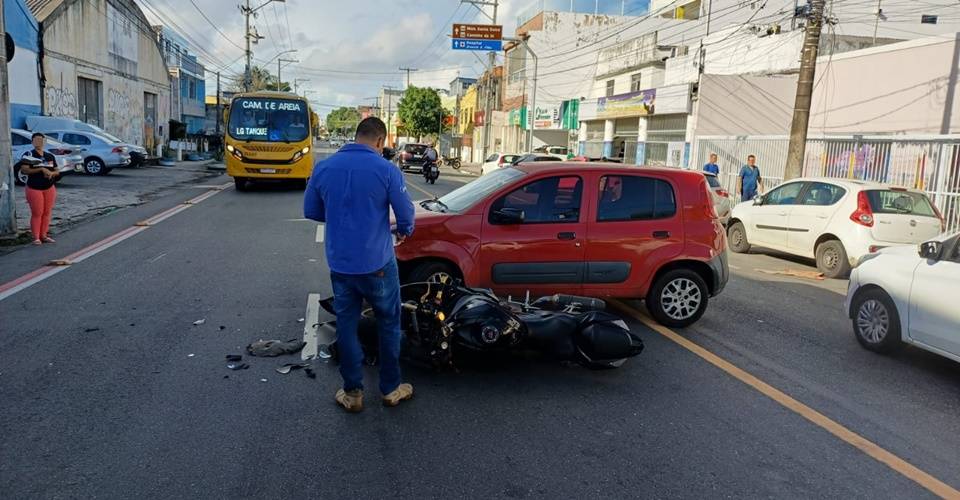 Batida entre moto e carro deixa trânsito lento no Caminho de Areia, em Salvador