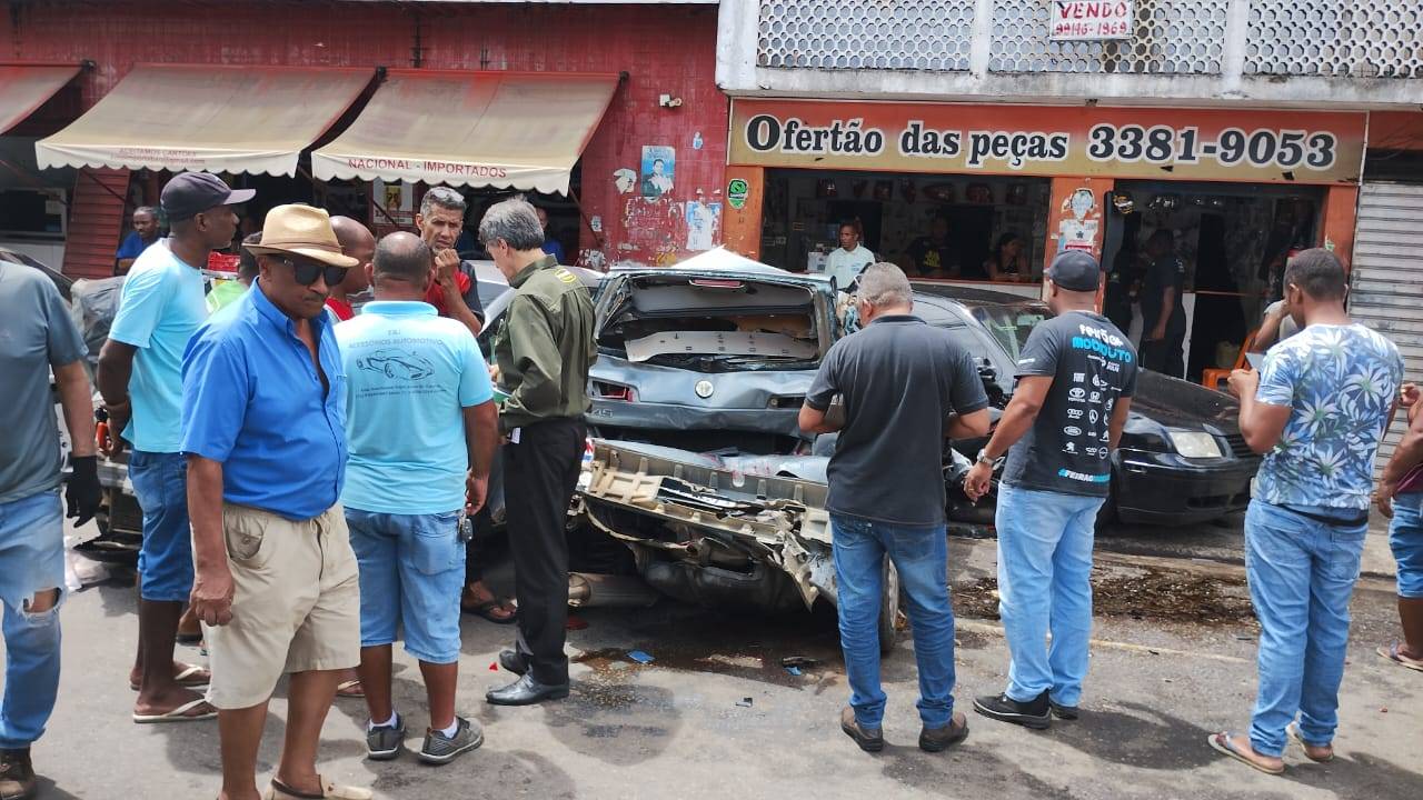 Motorista de caminhão-guincho perde o controle em ladeira e atinge carros na Baixa de Quintas, em Salvador