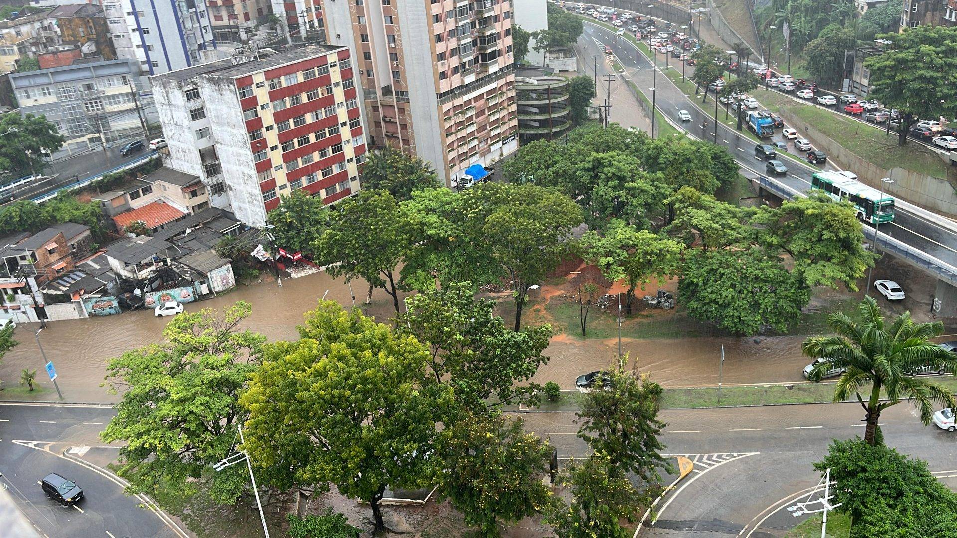 Chuvas devem seguir intensas até esta quarta (10) e Salvador é classificada como área de 'grande perigo'