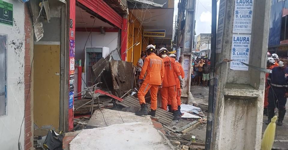 Desabamento de marquise deixa 1 morto e pelo menos 5 feridos em Alagoinhas