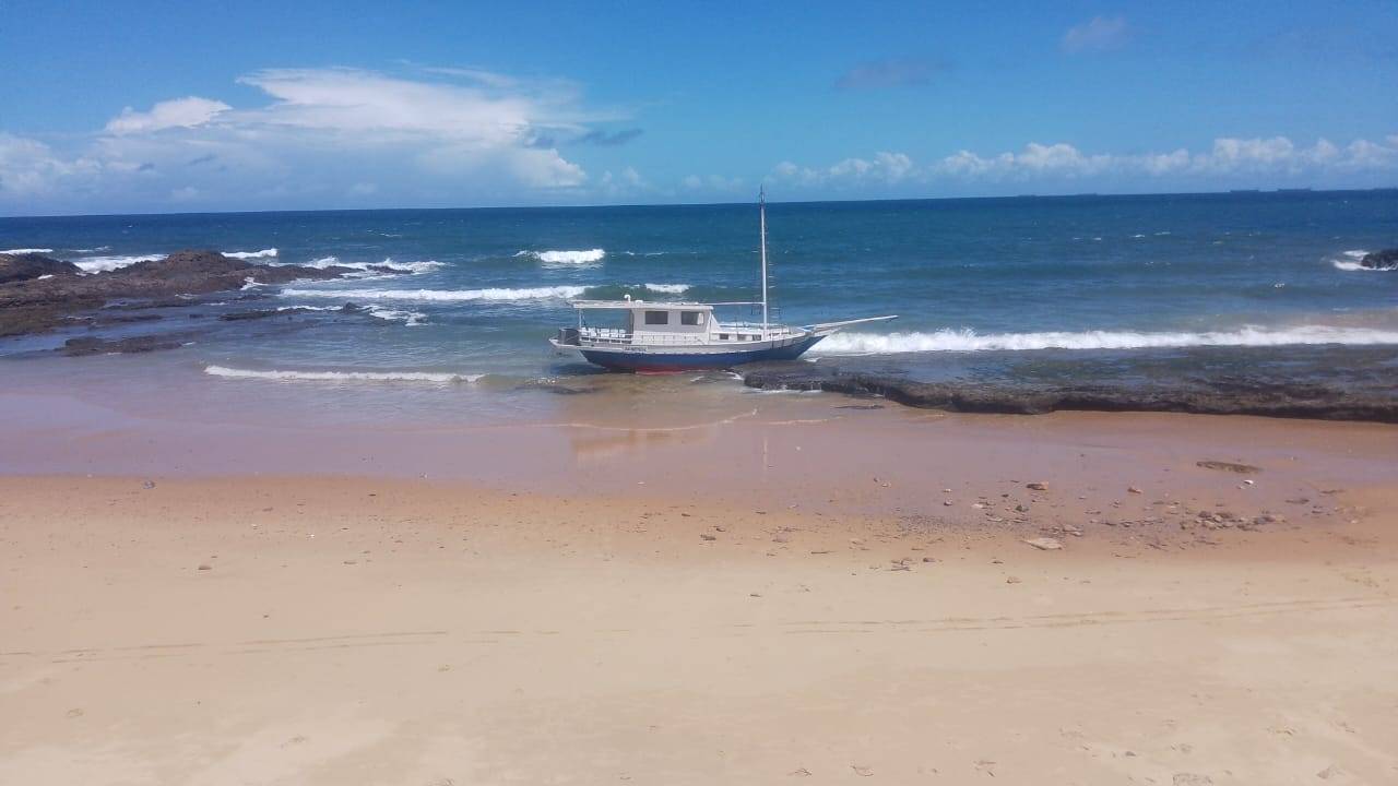 Barco encalha após ficar à deriva na praia de Ondina; Embarcação ficou presa nas pedras