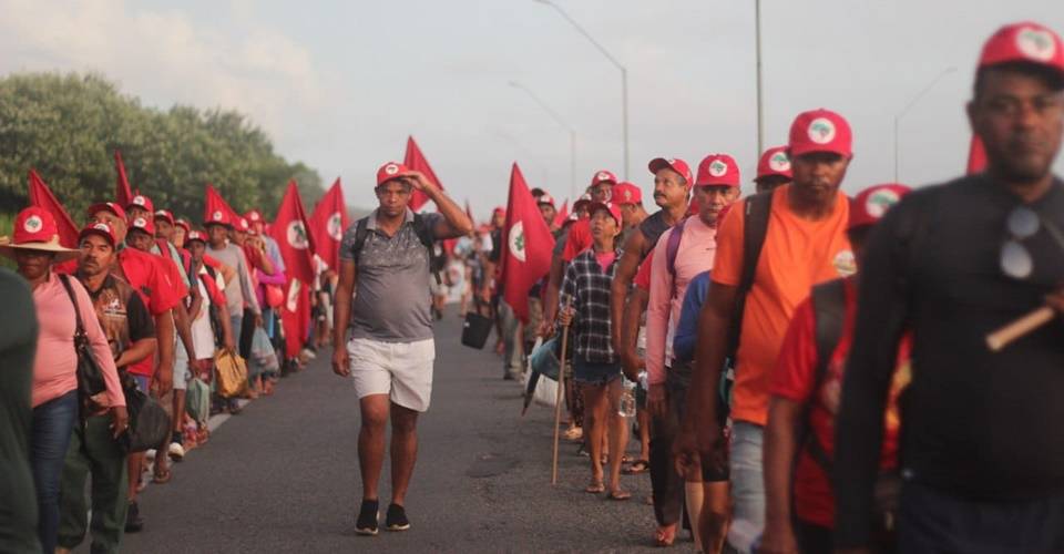 Marcha do MST complica o trânsito na BR 324; ações ocorrem em várias partes do Brasil