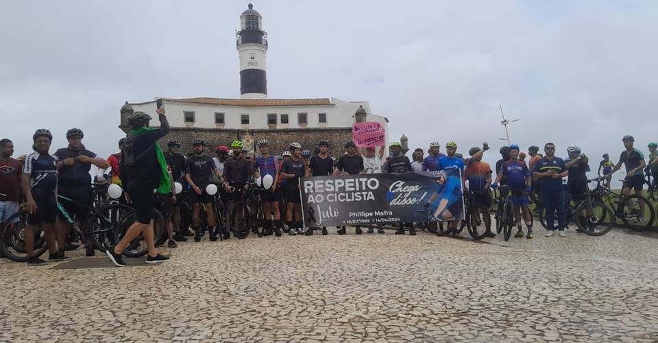 Ciclistas realizam ato no Farol da Barra em homenagem a colega vítima de atropelo