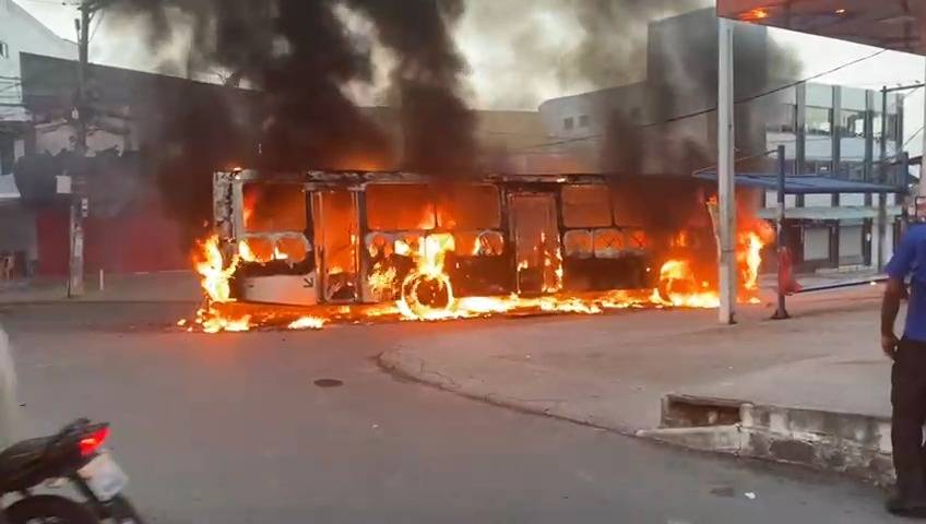 VÍDEO: Ônibus é incendiado por traficantes em São Cristóvão após troca de tiros com policiais