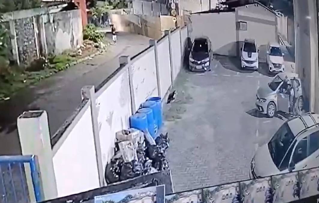 Mulher é assaltada perto de famoso colégio em Itapuã; vídeo