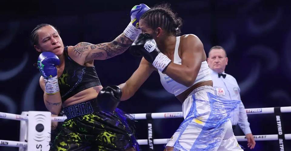 Baiana Bia Ferreira é campeã mundial de boxe após bater argentina