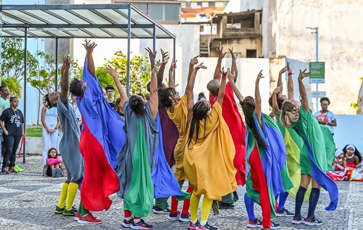 Bailarinos do Balé do Teatro Castro Alves denunciam companhia por abuso e racismo