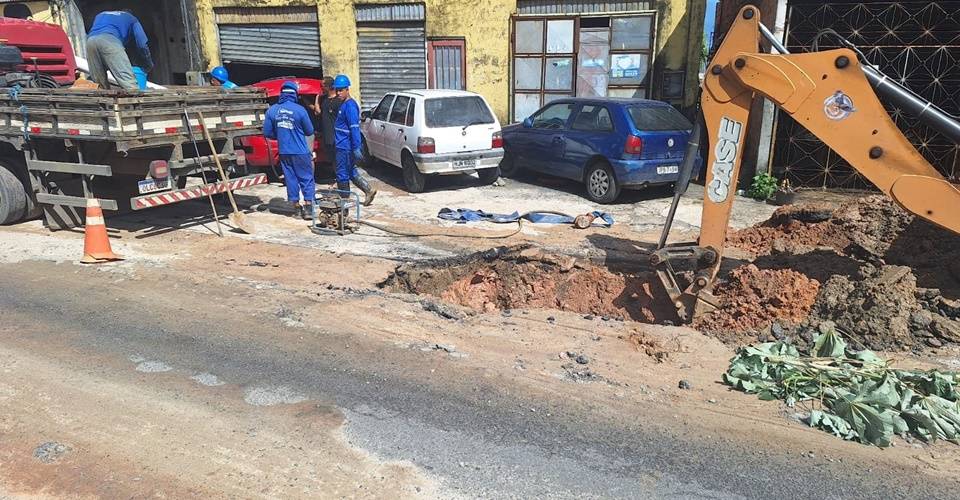 Rompimento de adutora abre buraco em pista e deixa trânsito lento na Suburbana