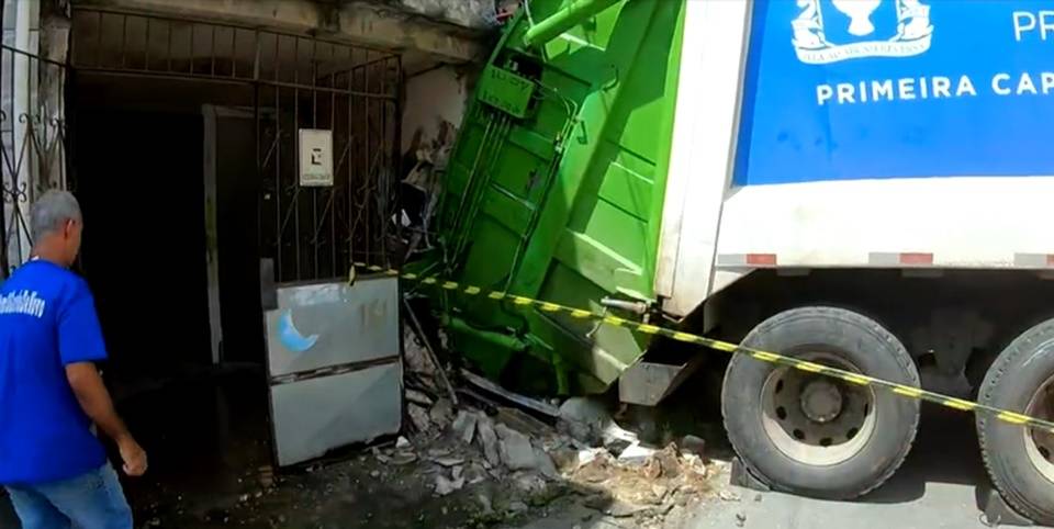 VÍDEO: Motorista de caminhão da Limpurb perde o controle e invade casa em São Caetano