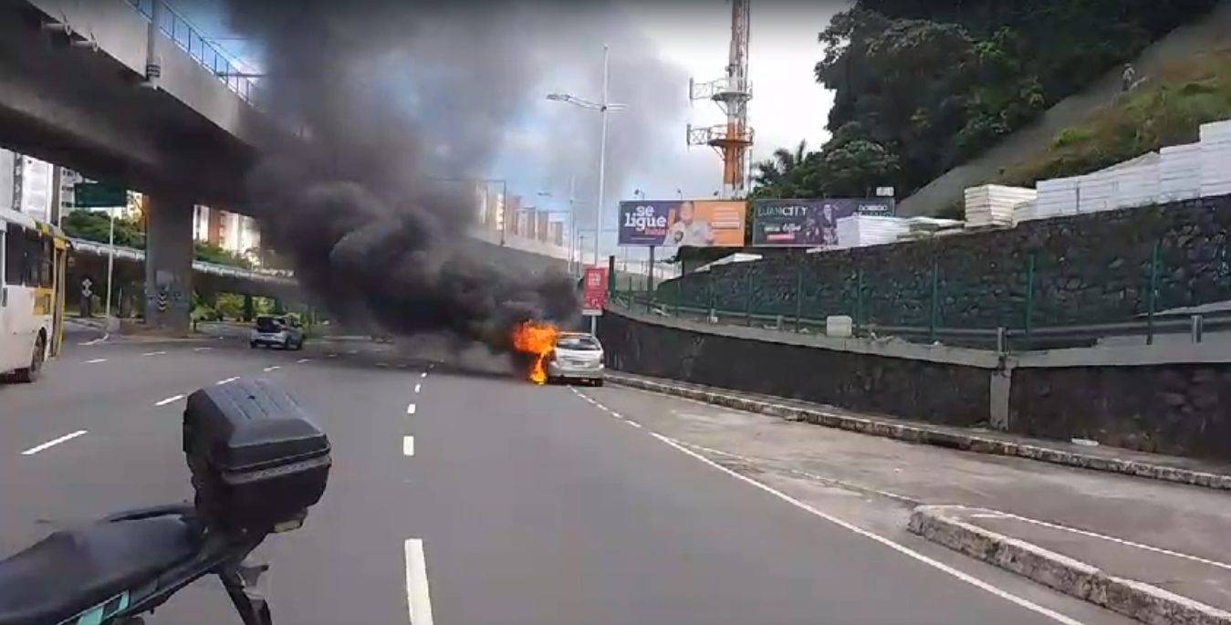 VÍDEO: Carro pega fogo na Avenida Bonocô, em Salvador