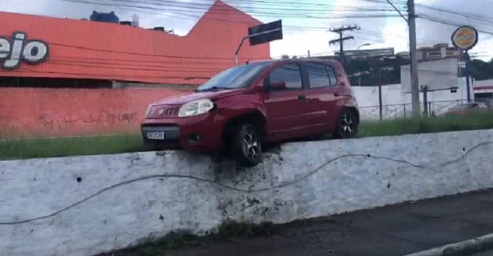 Motorista perde controle da direção e carro sobe em canteiro na Calçada; veja vídeo