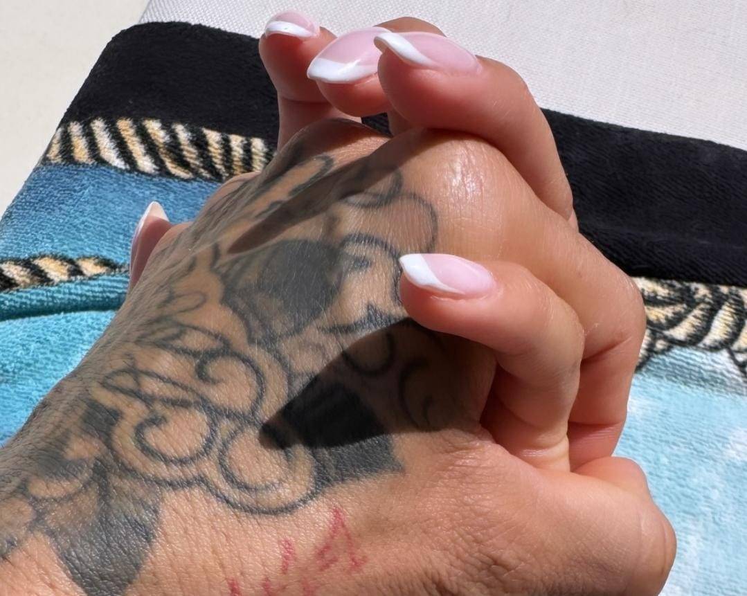 Após ser libertado, Daniel Alves aparece em foto de mãos dadas com esposa