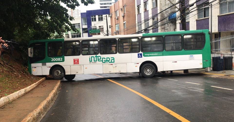 Motorista perde controle da direção após ônibus derrapar e coletivo interdita rua na Barra