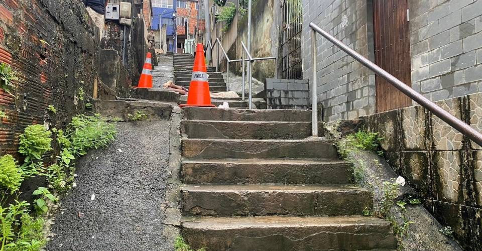 Homem é morto com vários tiros em escadaria de Cosme de Farias, em Salvador