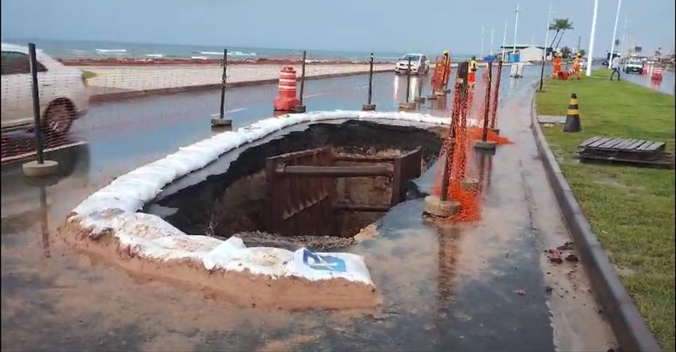 Chuva abre cratera em Patamares e parte da pista é interditada; assista