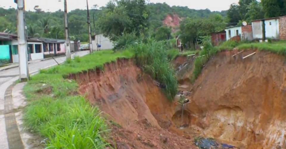 Moradores que vivem em área com cratera em Candeias vão receber auxílio aluguel