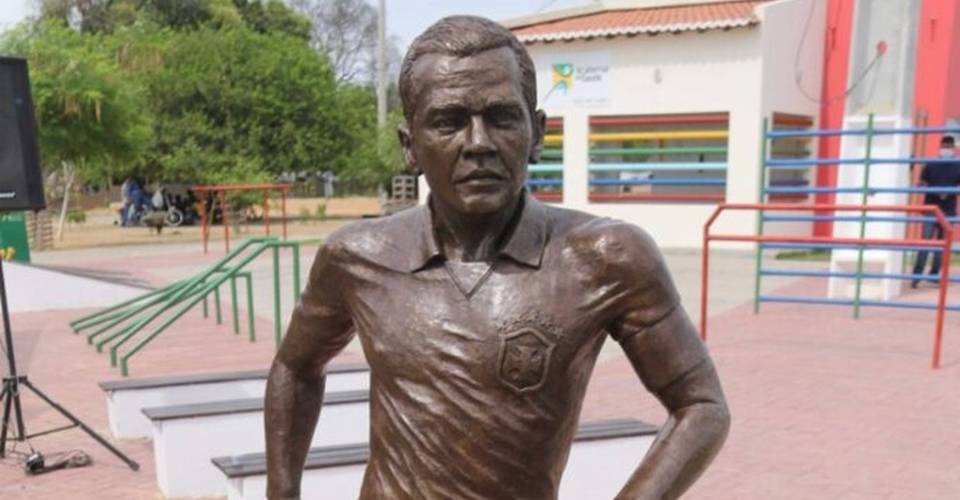 Após recomendação do MP, Prefeitura de Juazeiro recolhe estátua de Daniel Alves