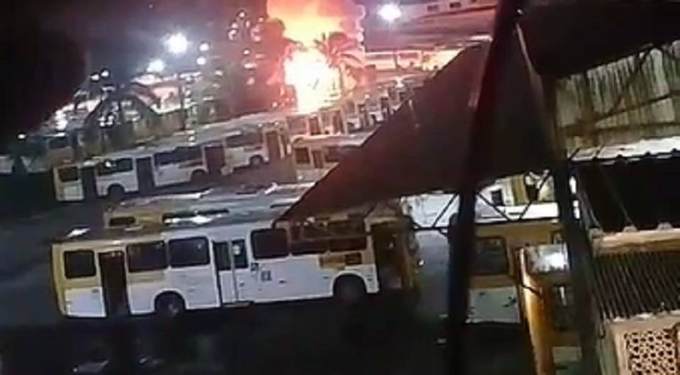 Ônibus pega fogo dentro de garagem e fica totalmente destruído em Salvador