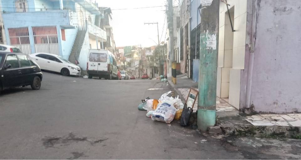 Moradores do bairro da Liberdade fazem denúncia de irregularidade na coleta de lixo