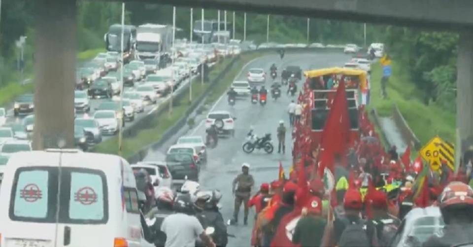 Em Salvador, Marcha do MST causa congestionamento no trânsito da BR-324