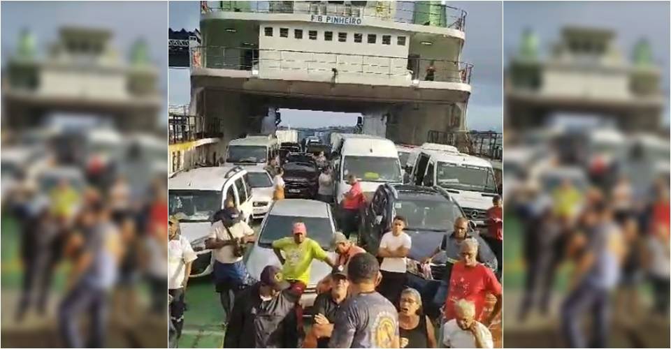 Ferry não consegue atracar por problema em rampa e passageiros reclamam