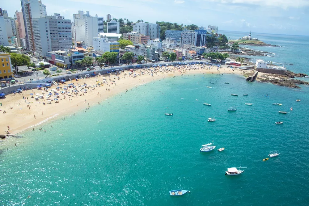 Baiano pesca peixe de 2 metros na praia da Barra, em Salvador