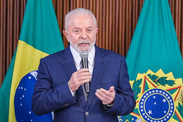 Lula lança novo programa e diz que país não deve 'depender eternamente' de Bolsa Família