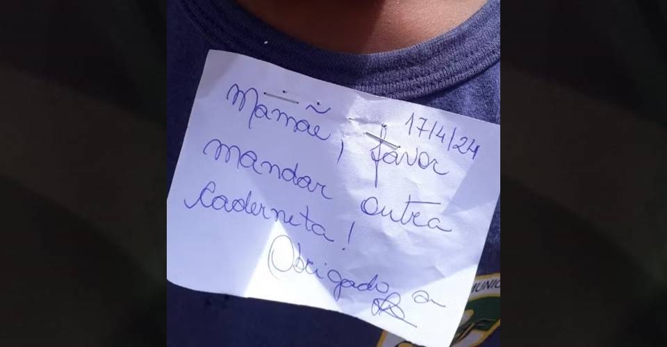 Professora grampeia bilhete em camisa de criança para enviar recado à mãe: 'Favor mandar outra caderneta!'