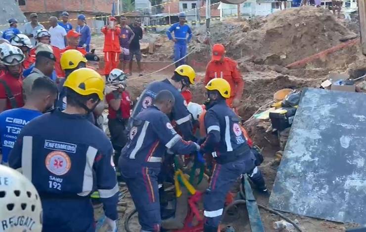 Operário que caiu em tubulação de esgoto é retirado do local após 9 horas; veja vídeo