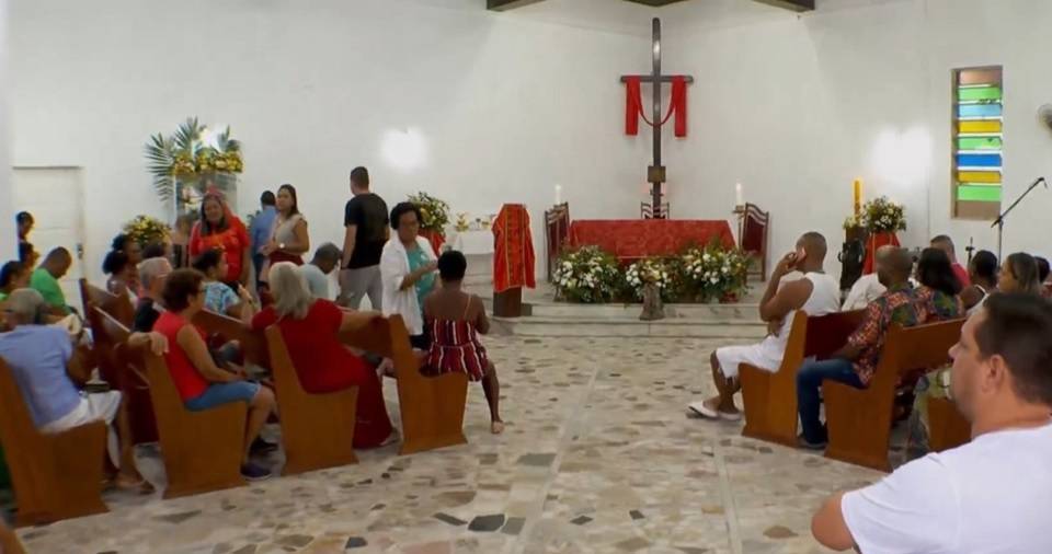 Devotos participam de missas e procissões no dia de São Jorge, em Salvador