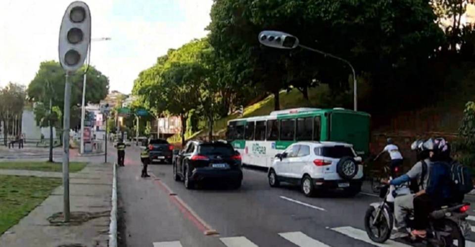 Furto de cabos deixa Avenida Garibaldi com semáforos apagados nesta quarta-feira (3)