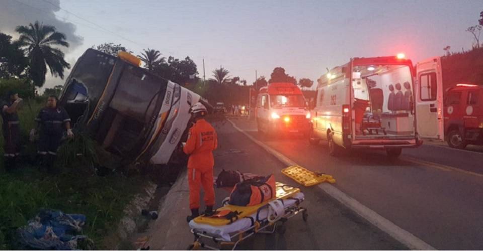 Oito pessoas morrem e mais de 20 ficam feridas em acidente com ônibus na Bahia