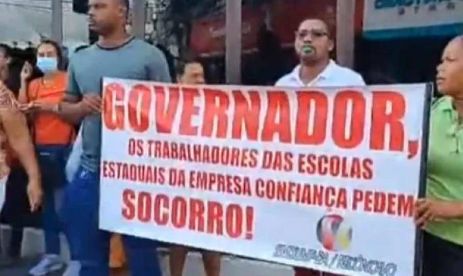 SAJ: Trabalhadores terceirizados protestam por salários atrasados em escolas estaduais