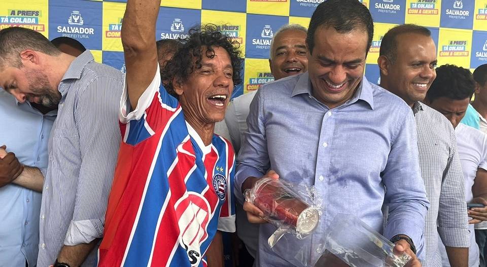 Binha presenteia Bruno Reis com copo do Vitória e rivais brincam: ‘Vai pular o muro’