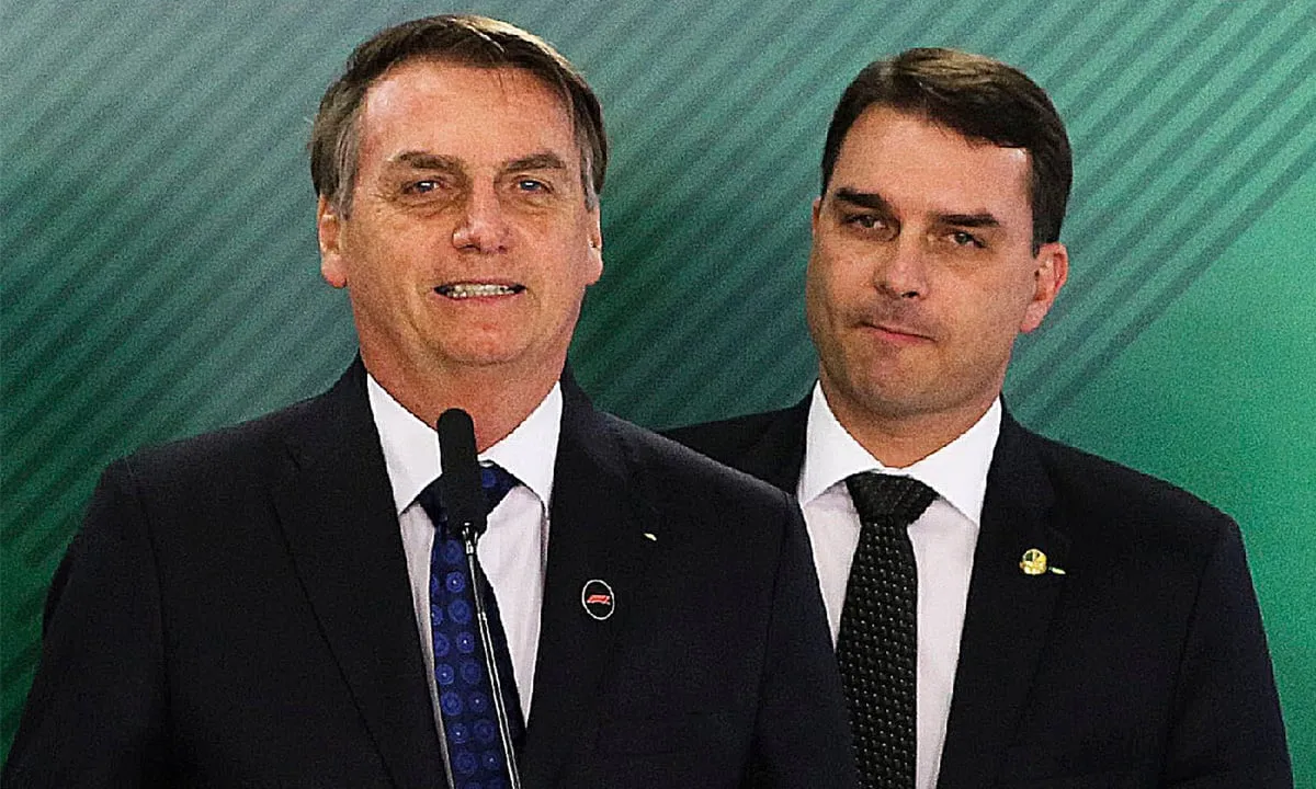 Governo Lula acredita que Bolsonaro deve apostar em filho para concorrer à presidência, diz colunista