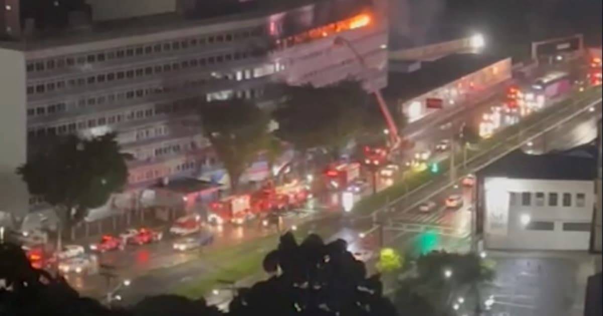 VÍDEOS: Incêndio atinge prédio no bairro do Comércio, em Salvador