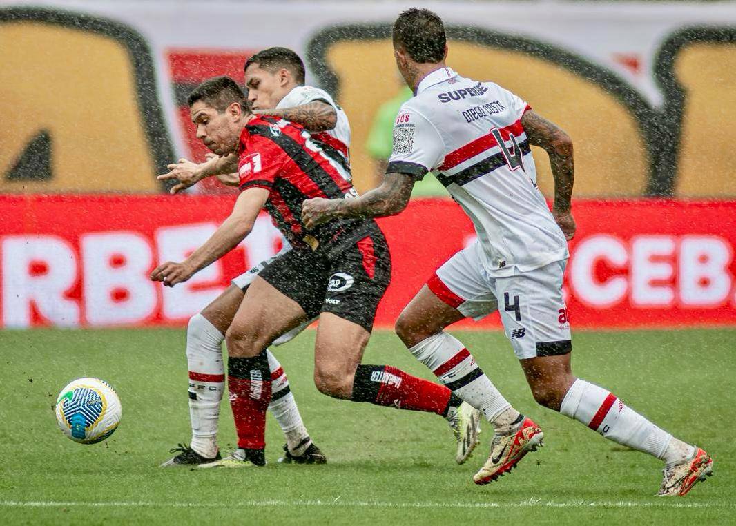 Vitória tem jogador expulso no início da partida e é derrotado pelo São Paulo no Barradão