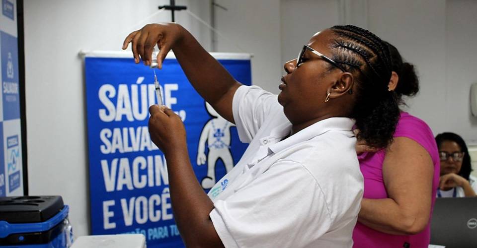 Vacinação contra gripe e dengue em Salvador tem horário estendido até às 20h