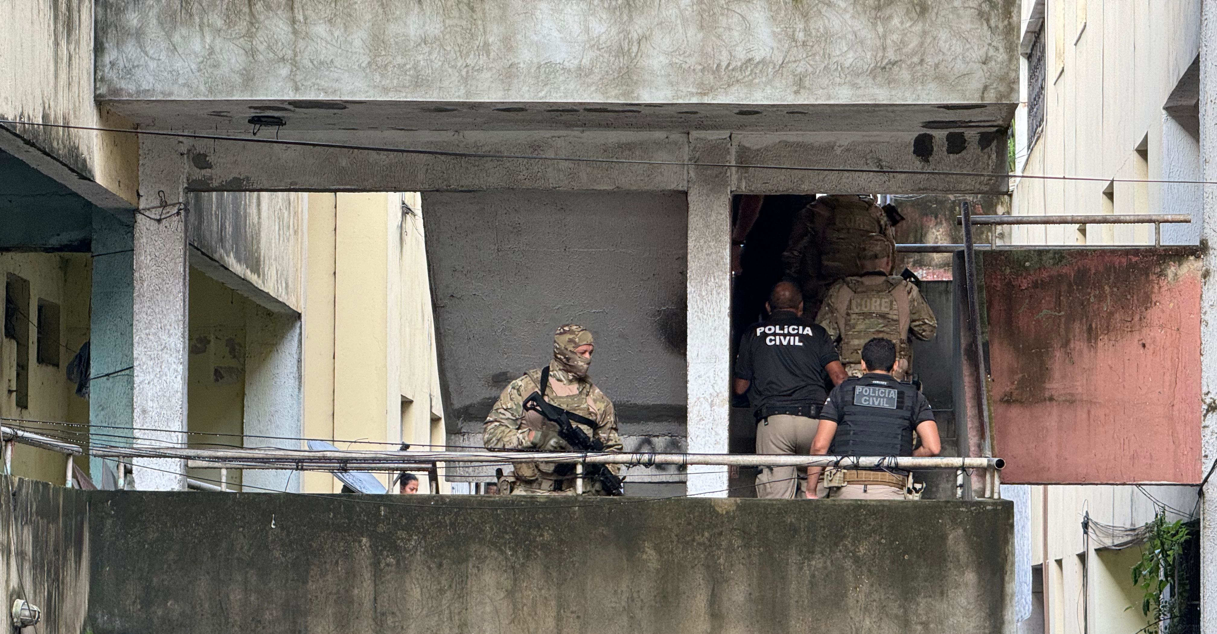 Suspeitos de tráfico de drogas são presos no conjunto habitacional 'Carandiru', em Salvador