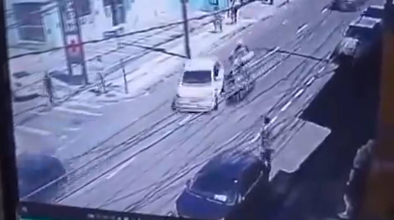 VÍDEO: Motorista de carro atropela policiais militares em Salvador e foge