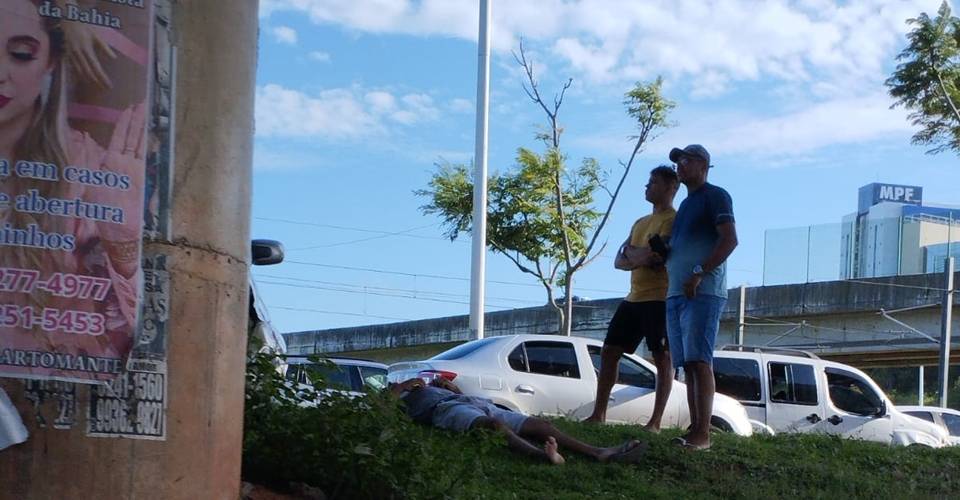 Veículo atinge pilastra do viaduto do Imbuí; duas pessoas ficaram feridas