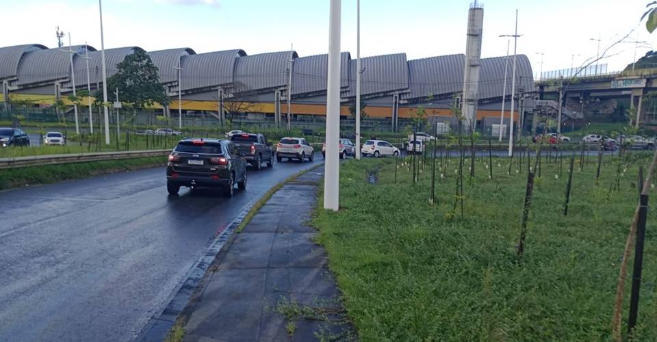 Derramamento de óleo exige maior atenção de motoristas, nesta segunda (27), na Avenida Paralela