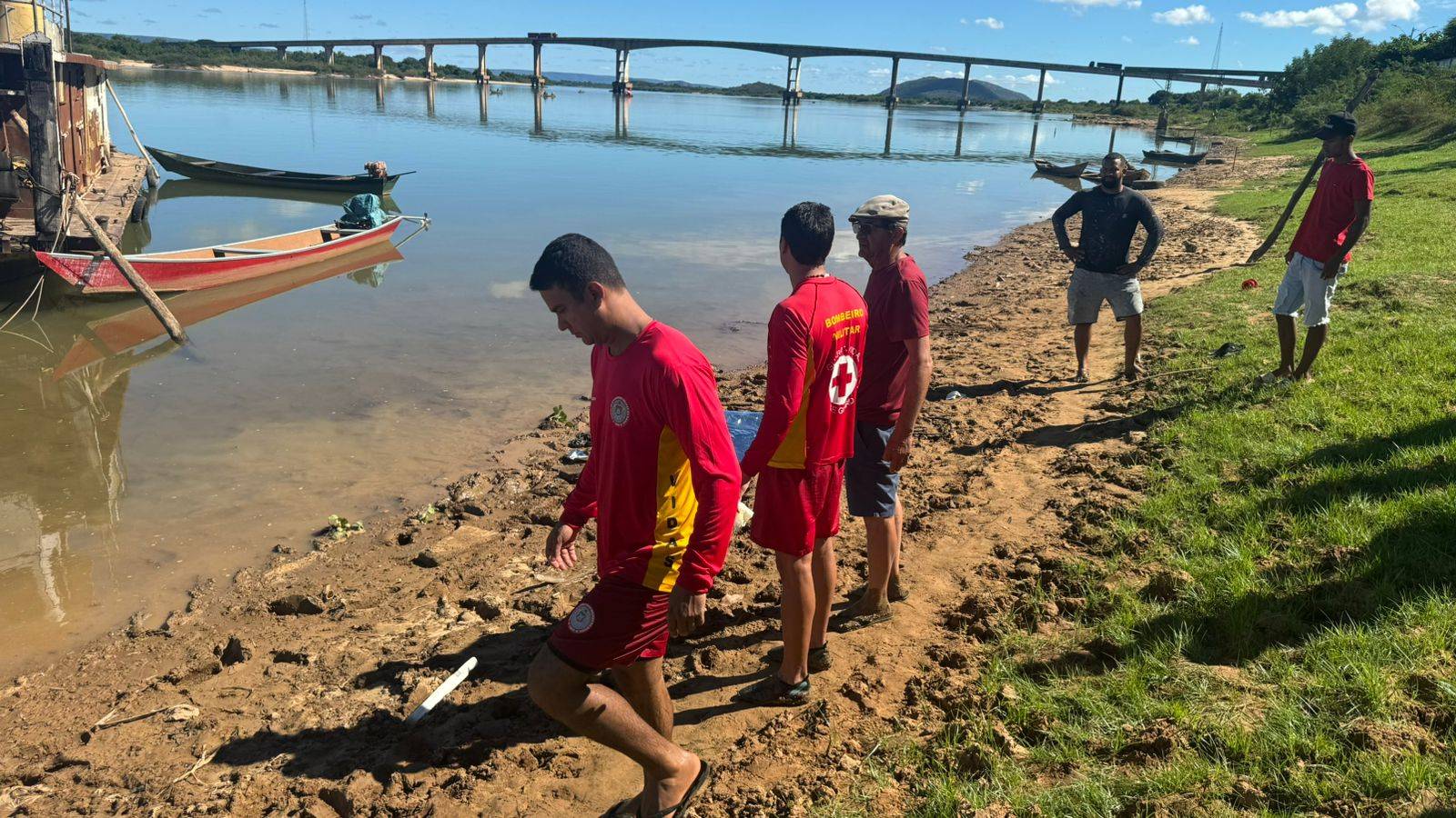 Bombeiros baianos recuperam corpo no Rio São Francisco, em Ibotirama